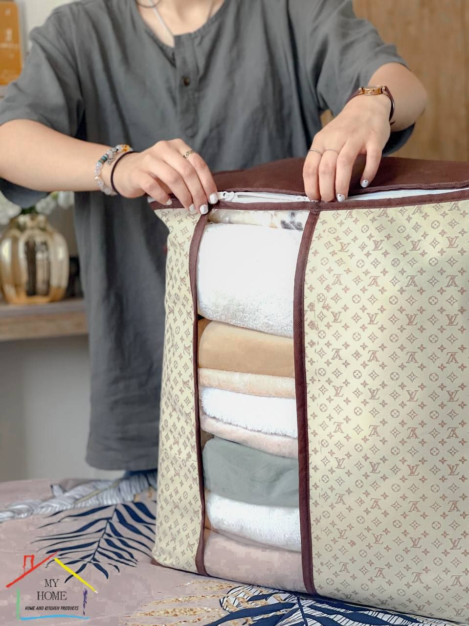  باکس طرح LV برند ( myhomepack)ابعاد : 46 در 28 در 51 سانتی مترپارچه ضخیم و طلق رنگ: نباتی وقهوه ای طرح : مشابه تصویر